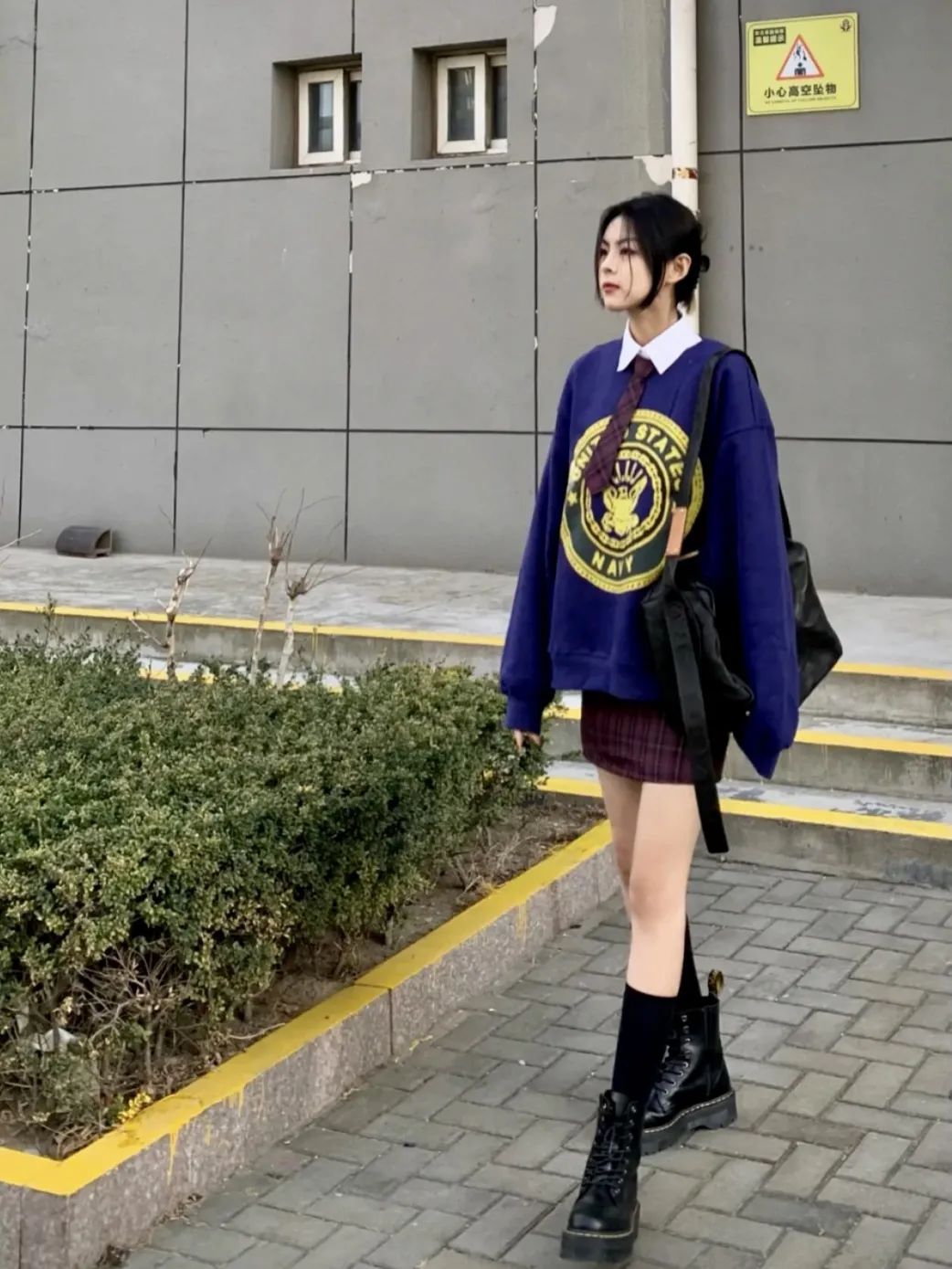 别再穿小白鞋了夏天适合穿凉鞋,高帮小白马丁靴鞋秋冬搭配