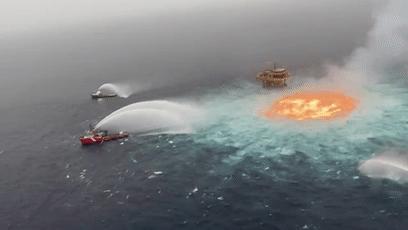 海面燃起火焰,海面火光冲天