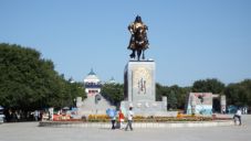 草原上的城市乌兰浩特,草原上升起不落的太阳夕阳正红