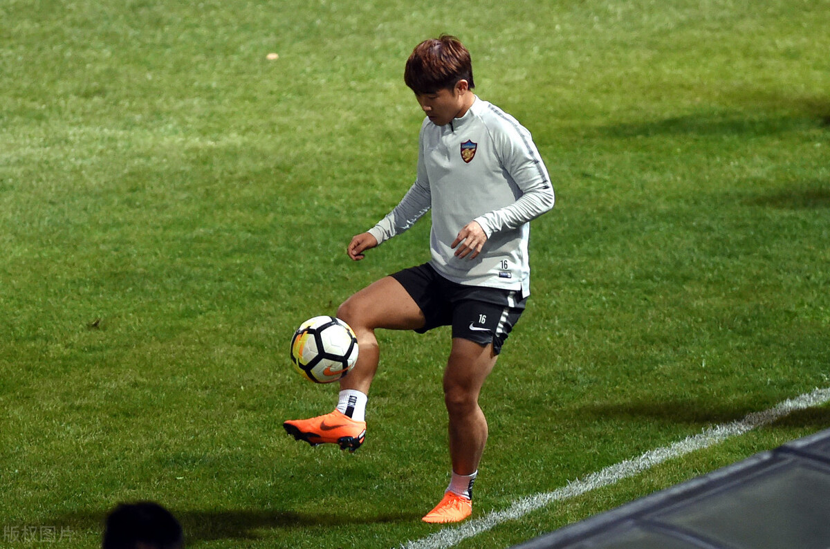 关于颠球时的动作描写,羽毛球颠球技巧