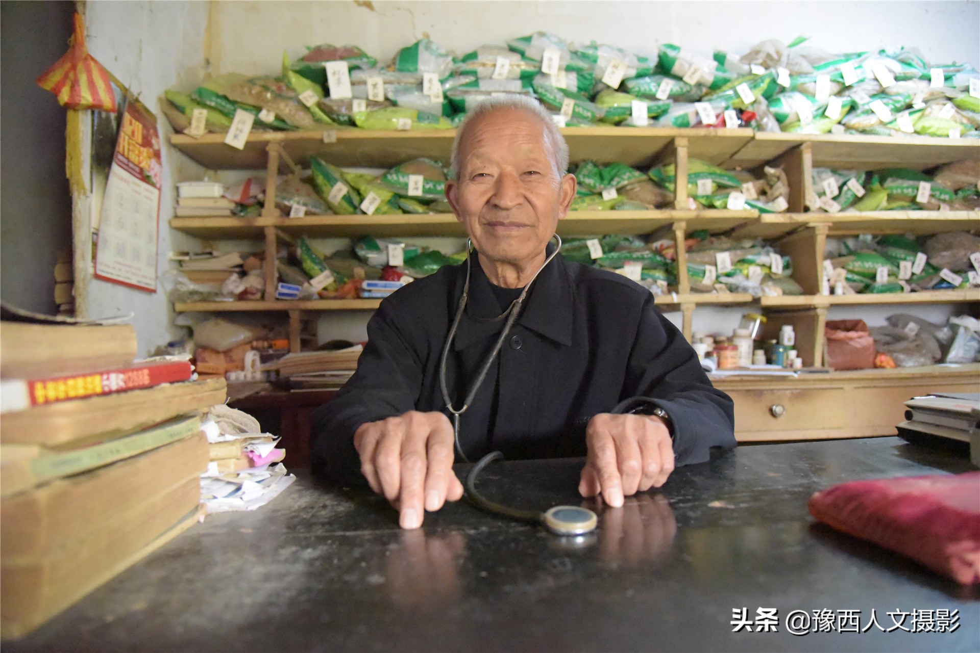 83岁老人坚持学习33年,83岁老中医自学成才