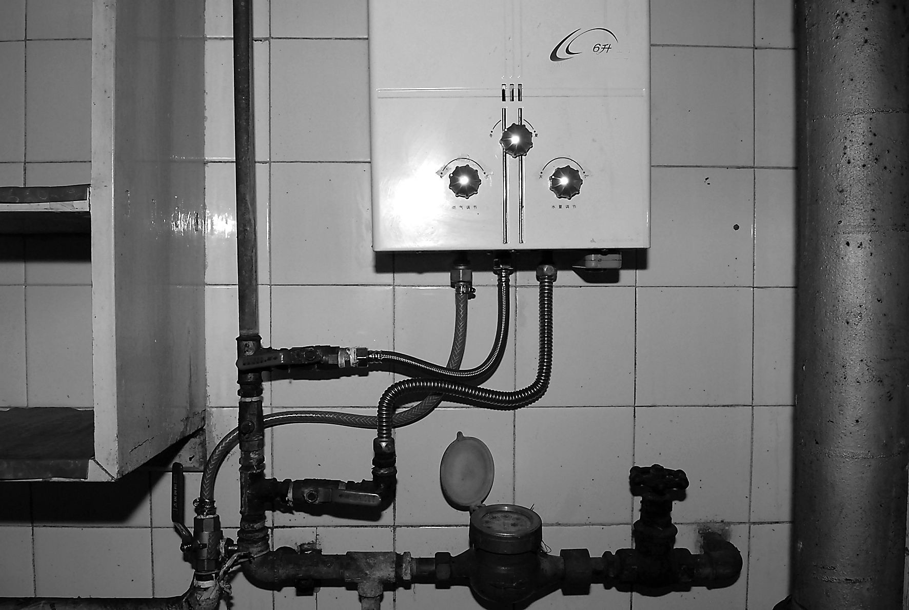 太阳能热水器电热水器燃气热水器,燃气热水器和电热水器选哪种好用