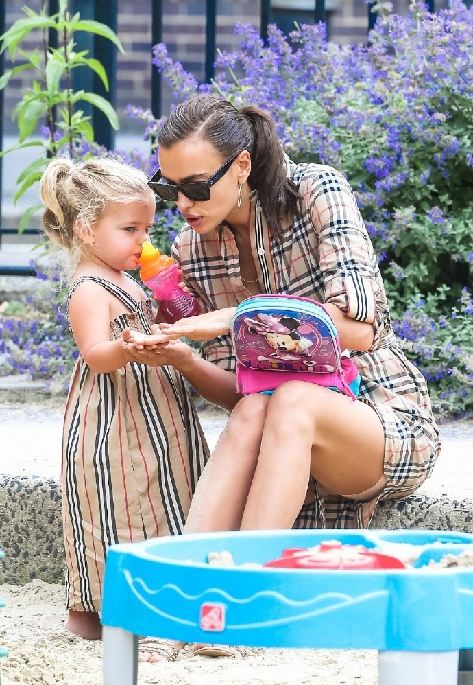 伊莲娜最新出街,伊莲娜带女儿出街