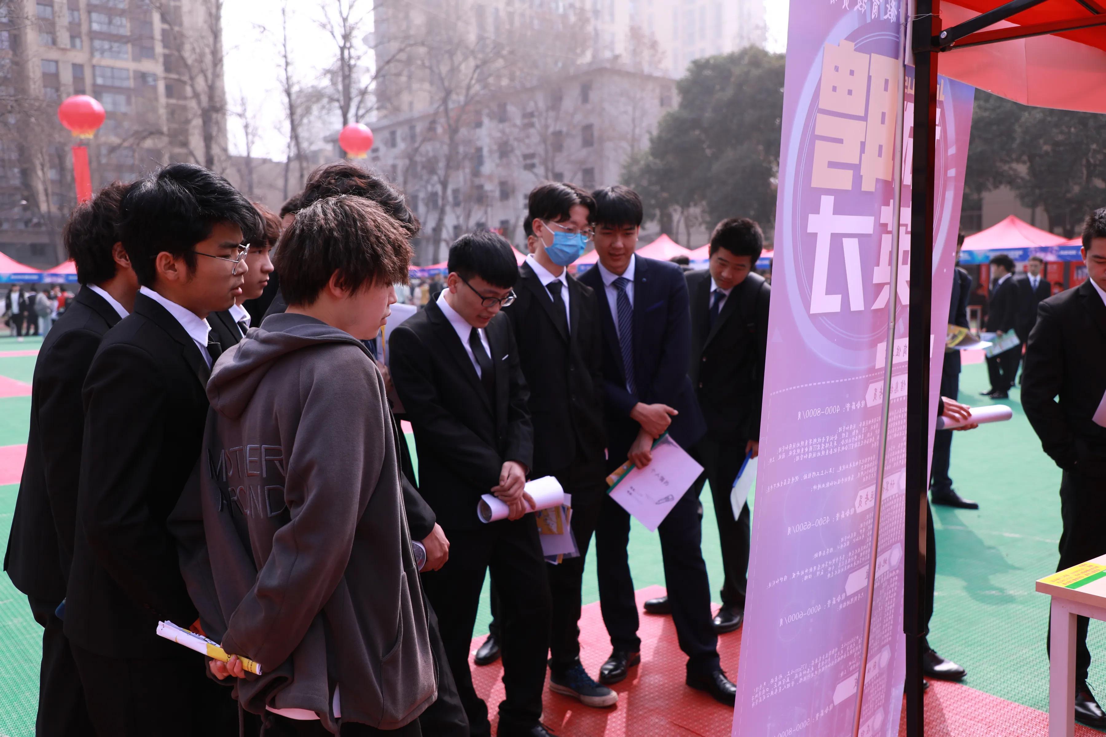 陕西新华电脑软件学校招聘,陕西新华电脑软件学院招生图片