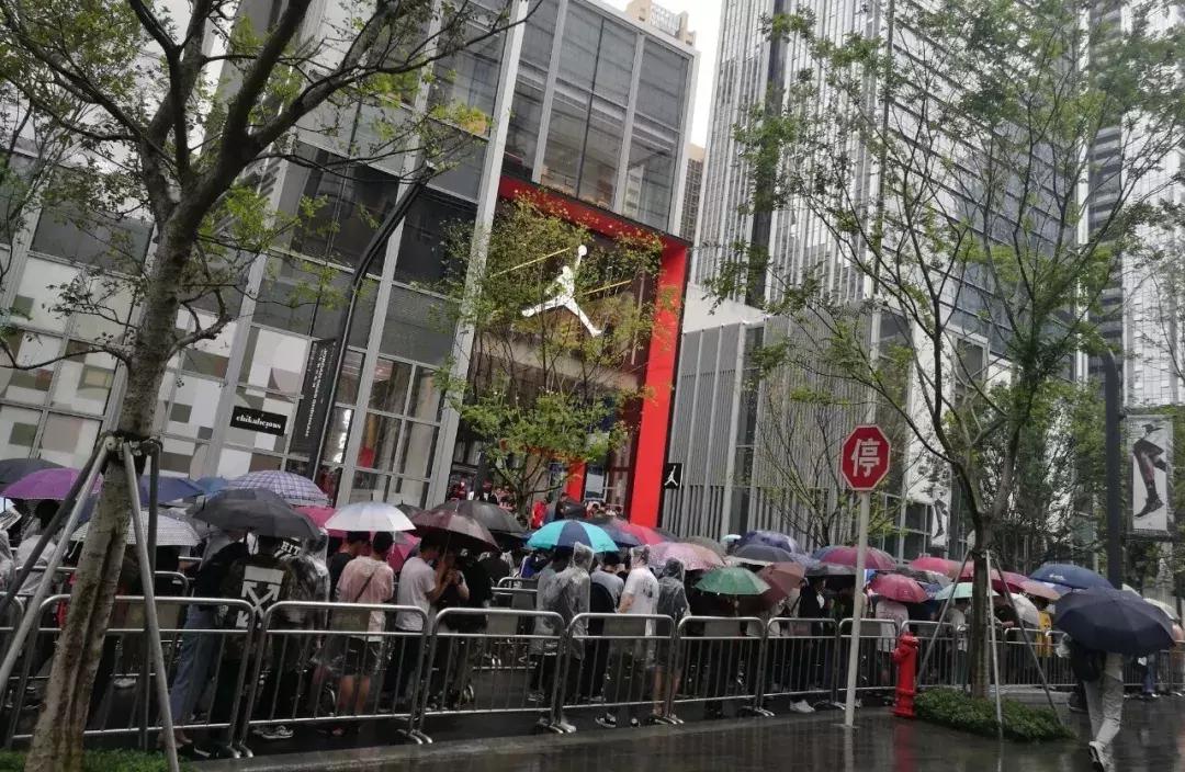 4天暴涨900%，00后都跑去炒鞋了