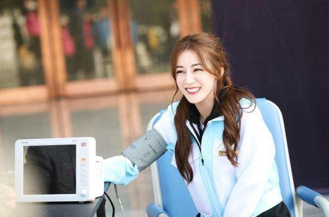 极限挑战热巴追着张艺兴捏气球,极限挑战第五季热巴张艺兴吃火锅