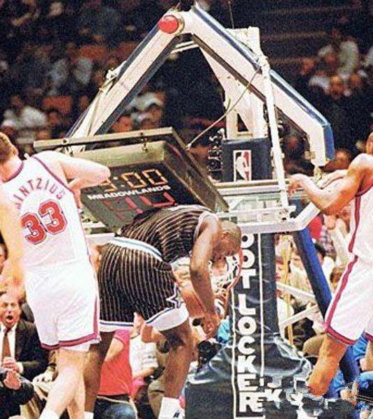 易建联巅峰时刻单手暴扣,扣碎篮板奥尼尔