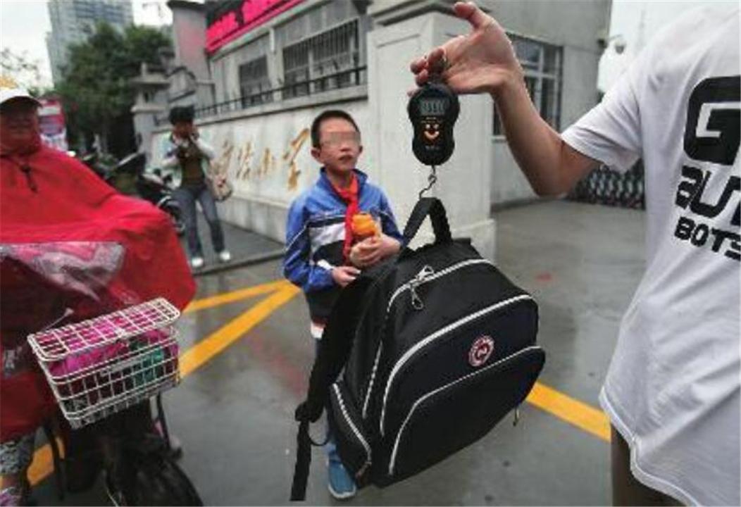 日本小学生的书包放什么？比中国孩子的书少，但这些东西很重要