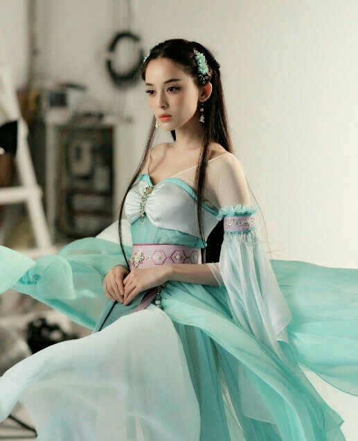 新疆维吾尔族女明星古力娜扎,古力娜扎新疆艺术学院