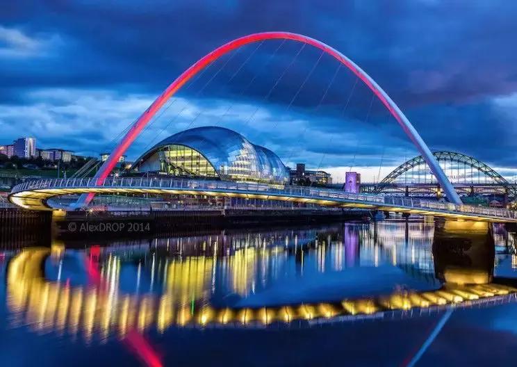 纽卡斯尔，店主为我弹奏了一把十万元的吉他