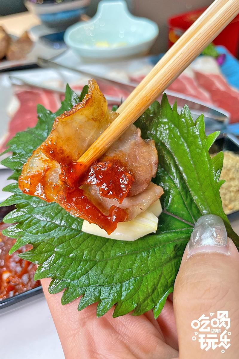 边烤边涮美食,边烤边涮的烤肉