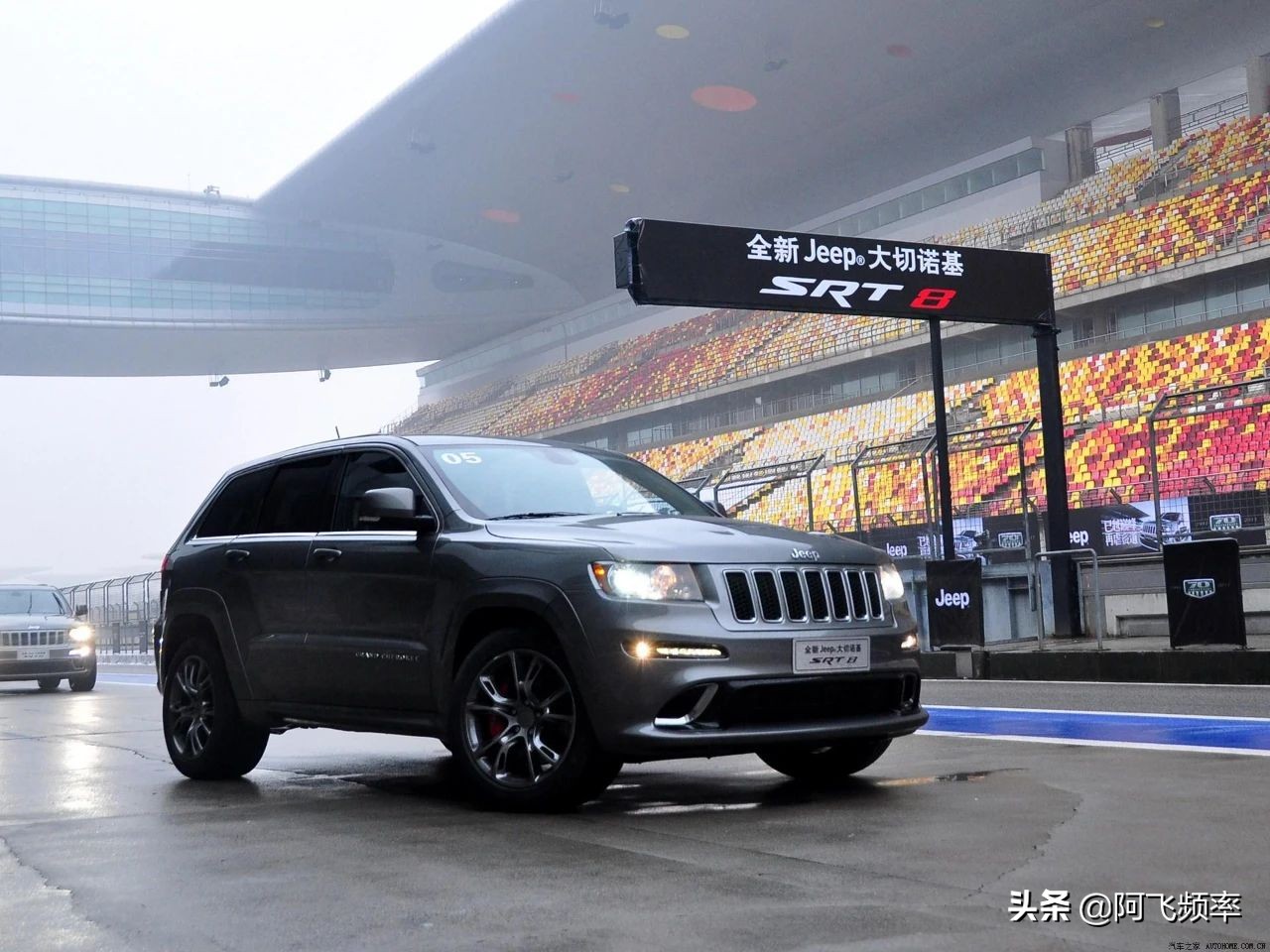 2020款jeep大切诺基srt8试驾视频,08款jeep大切诺基5.7越野