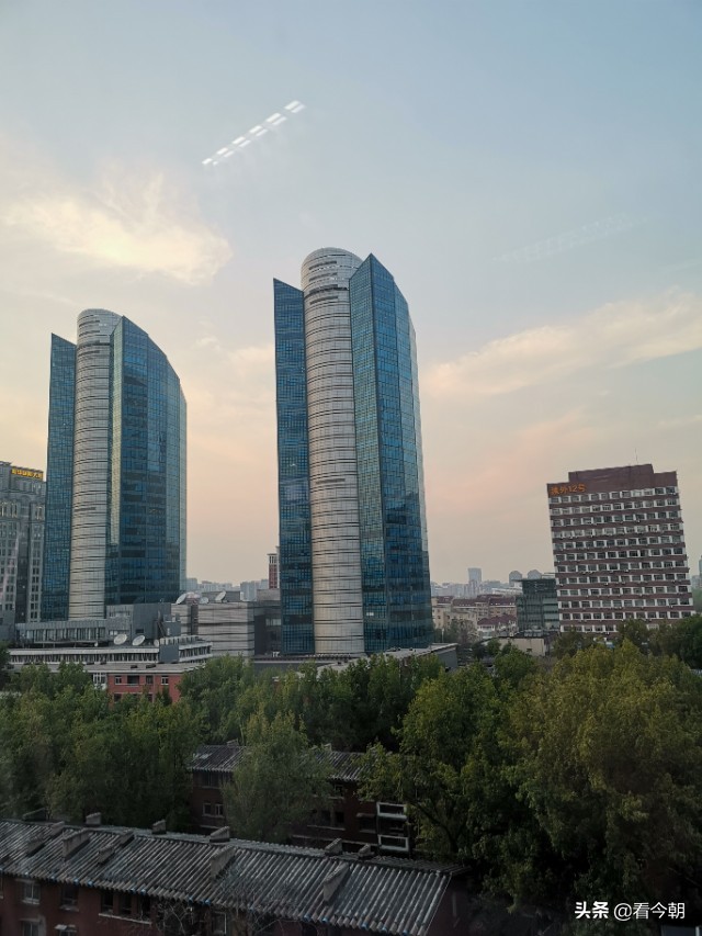 他创造了微信，八亿多人心甘情愿每天低头盯着它如醉如痴，他是谁