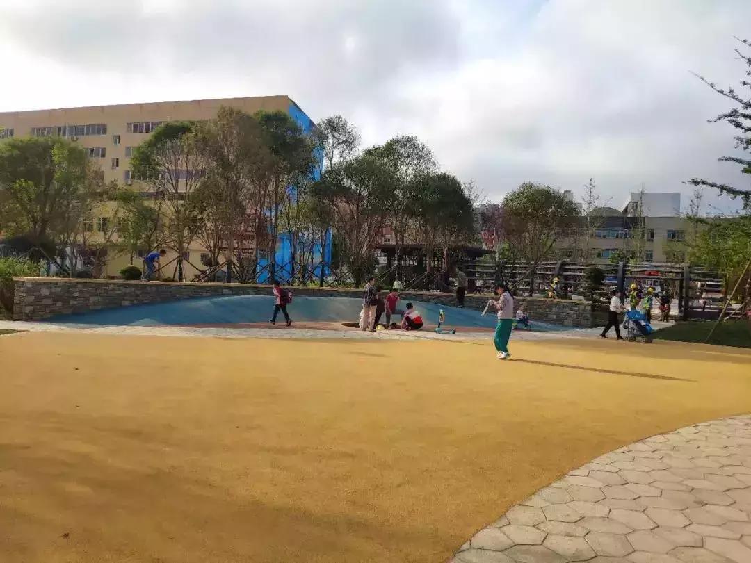 石臼中心公园杂技表演,日照市石臼附近的公园