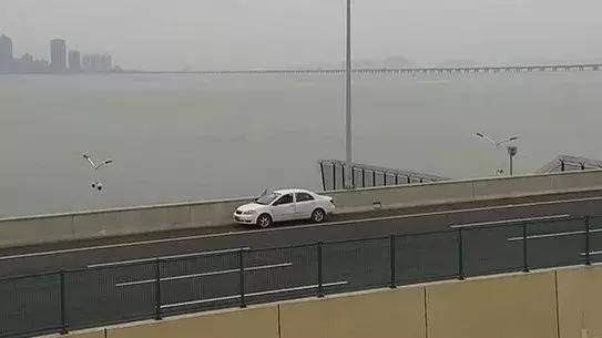 两男两女开车去看港珠澳大桥太兴奋，吃饭拍个照6分竟没了