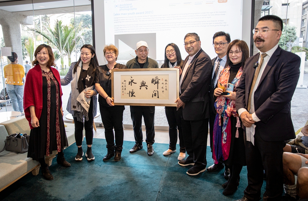 他获得了三等奖英文,他获得了很多奖项的英语