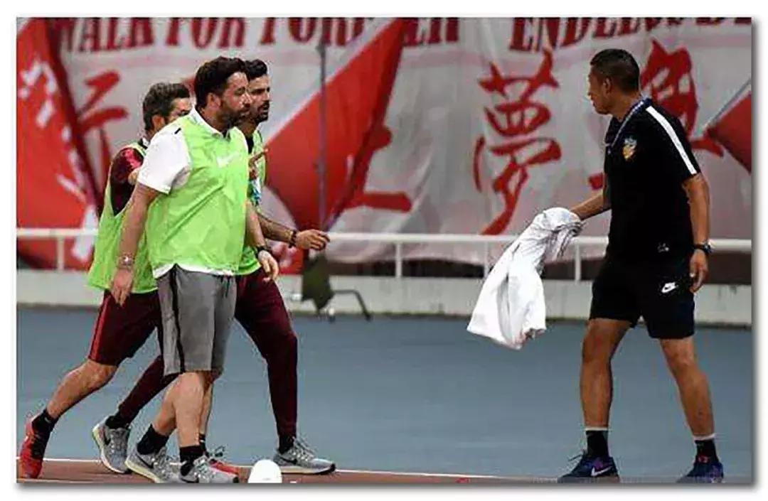 足球场为什么球员要吐口水,足球场上为什么球员乱吐痰