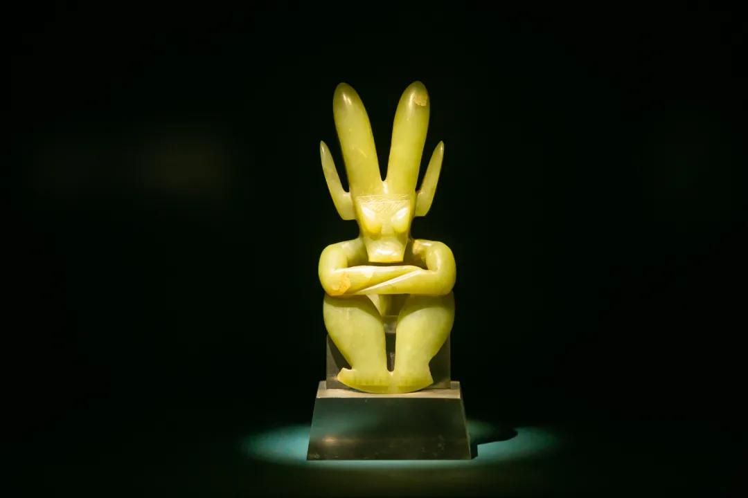 火出圈的中国高定我们也能买得起,打工人买不起衣服