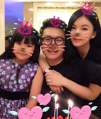 45岁就满头白发，李湘晒圣诞合照王岳伦满脸胡渣，白发多得认不出