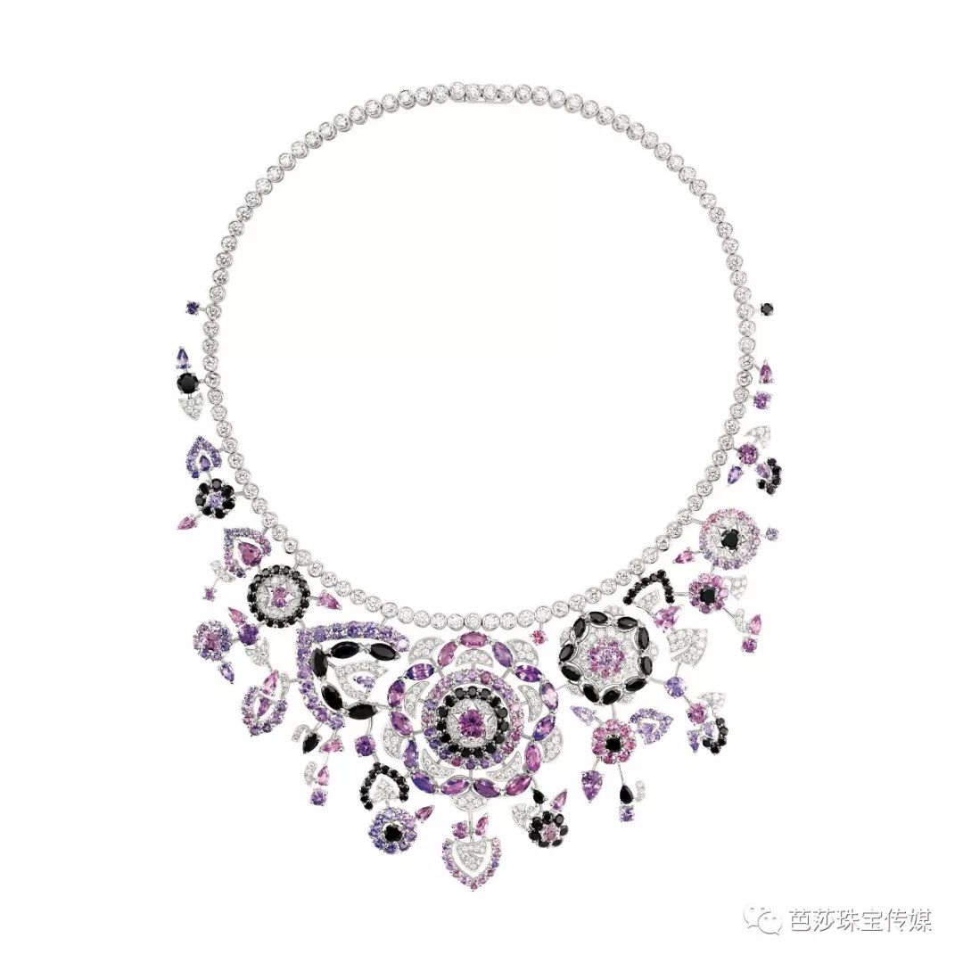 早春最流行的珠宝搭配,什么穿搭可以戴夸张的珠宝