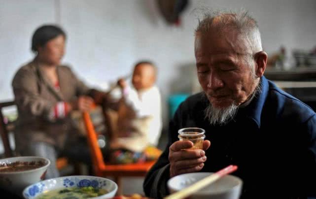 贪酒不顾人的下一句话,俗话说酒不顾人色不顾身财不顾亲