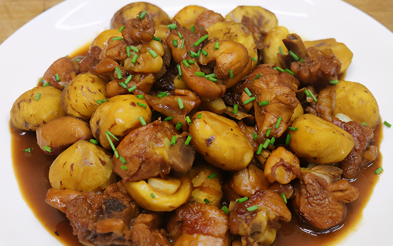 板栗烧鸡家常川菜,板栗烧鸡的做法板栗软糯鸡肉香嫩