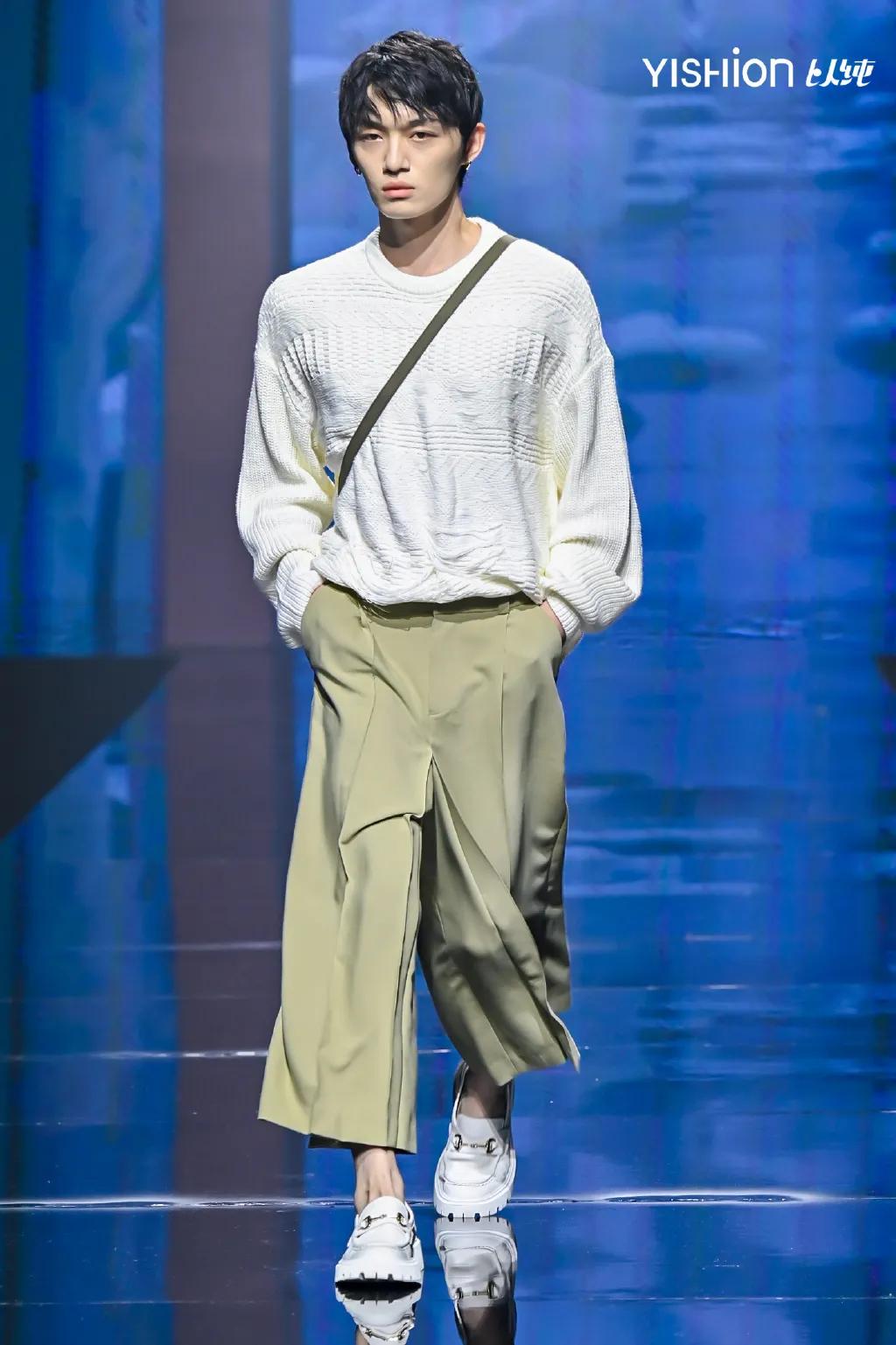 太平鸟刘雯最新设计穿搭,太平鸟刘雯同款白t恤