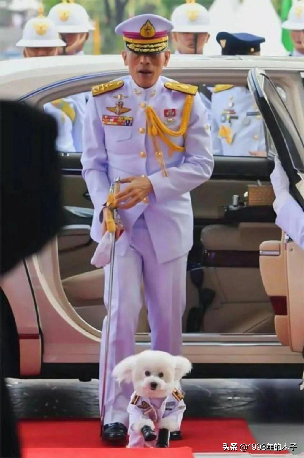 异装、纳妾、给宠物狗册封空军元帅，泰国国王究竟有多荒唐？