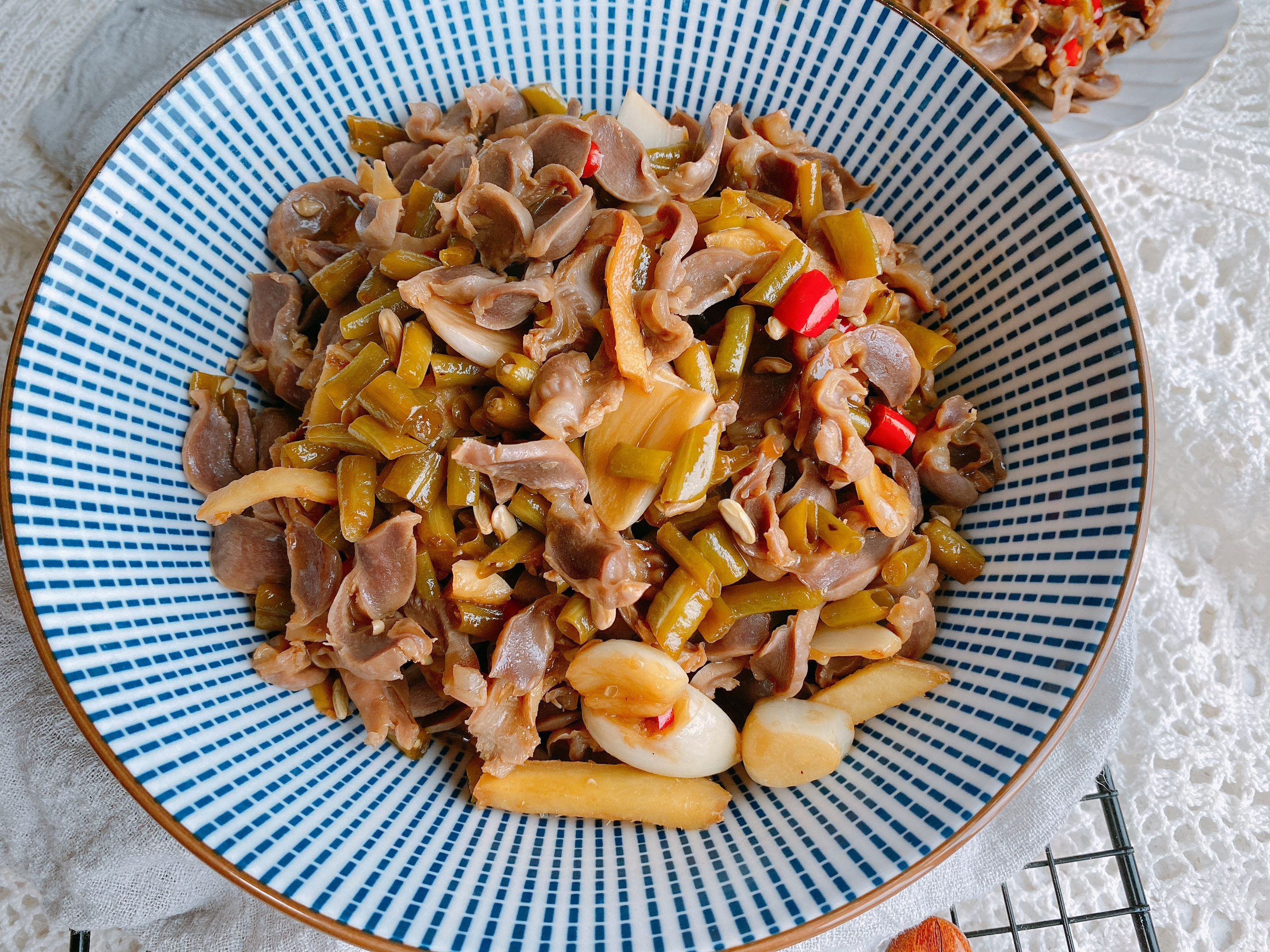 鸡胗炒酸豆角怎么做好吃又脆爽,鸡胗炒酸豆角鸡胗要焯水吗