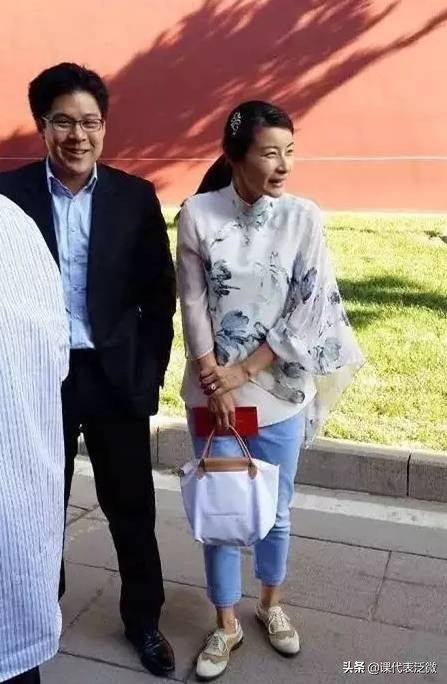 郭晶晶背着爱马仕的包,郭晶晶拎13万的爱马仕