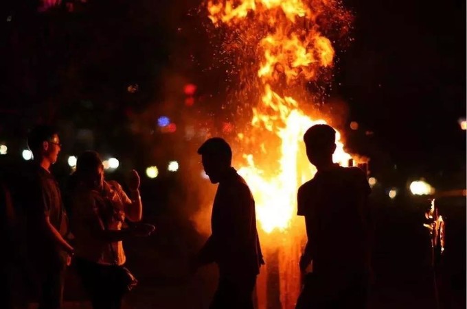 天凉好个秋出游,周末露营看日出云海