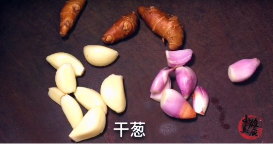 炖鸡的时候焯水以后再煮没有油了,炖鸡为啥要用开水炖