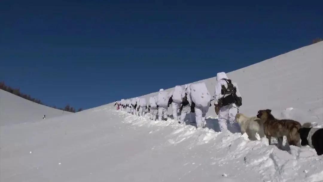 其实这里不寂寞：快来看看“雪海孤岛”红山嘴官兵的雪地运动…