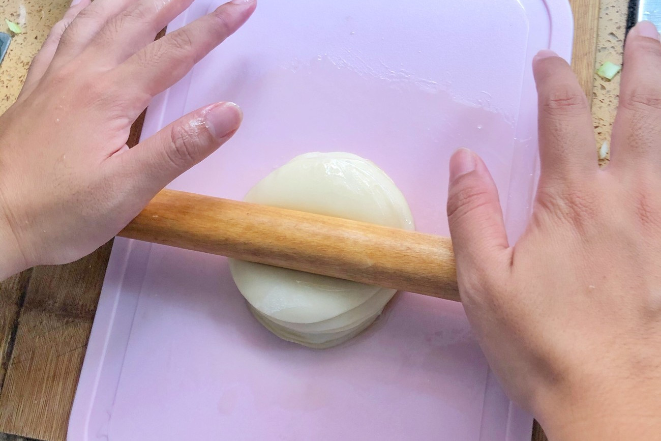 剩的饺子皮别扔这样做比春卷好吃,剩下的饺子皮怎么做才好吃