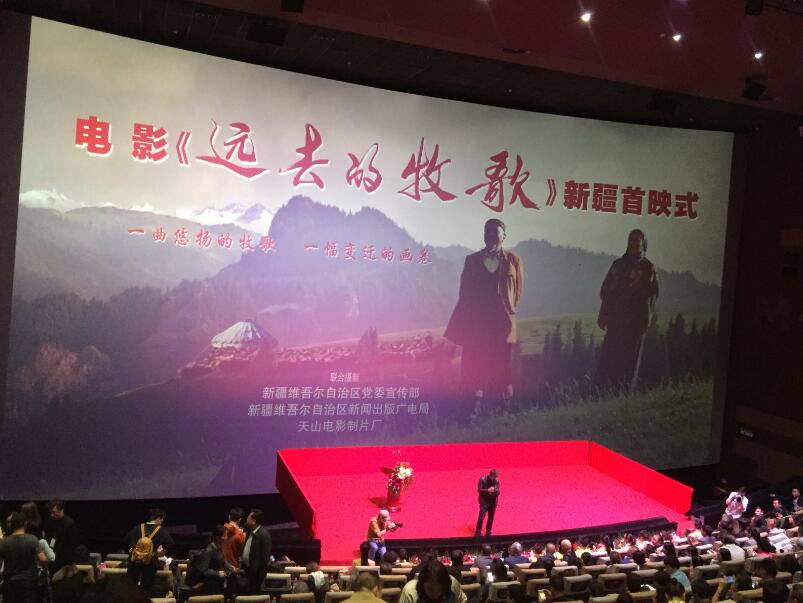 晨看*疆新**｜乌市这场雪达到暴雪级别，*疆新**铁路27趟列车停轮或停运