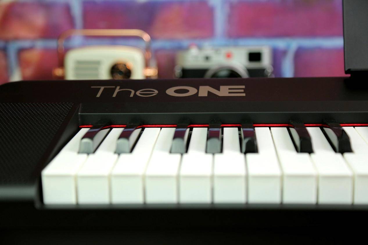 theone智能钢琴连接其它乐器,学会钢琴再弹电子琴