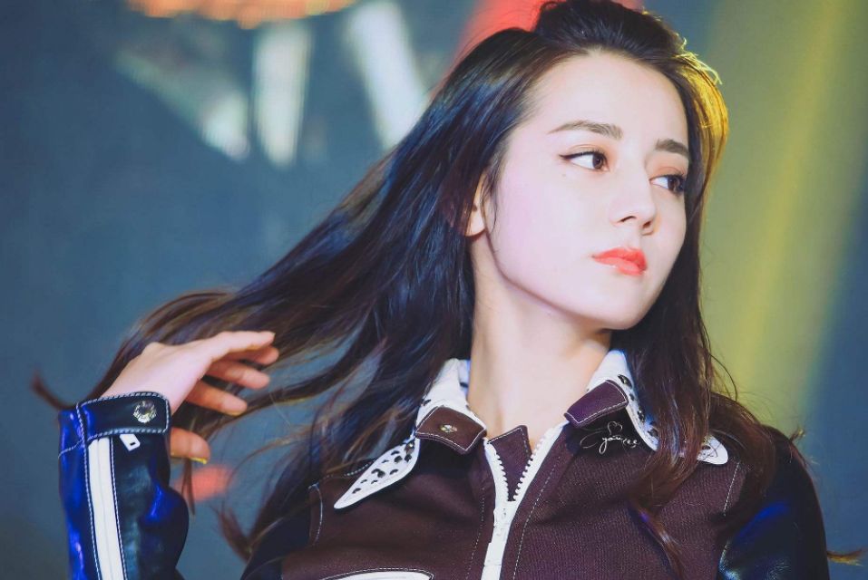 除了《创造营2019》，迪丽热巴还有一部新综艺来袭，搭档是张艺兴