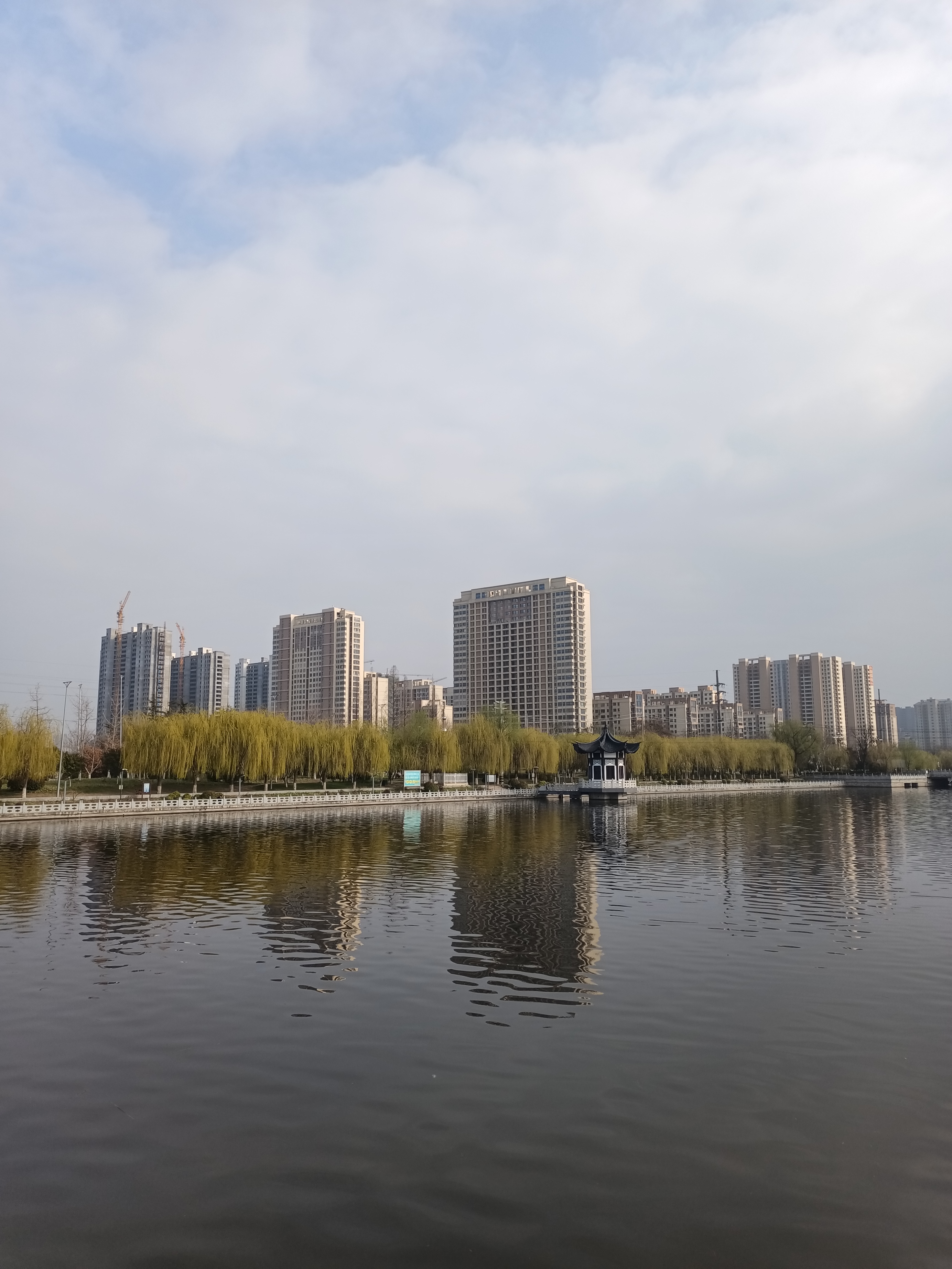 春暖花开正当时，丰县河滨公园成了很多丰县人的休闲胜地