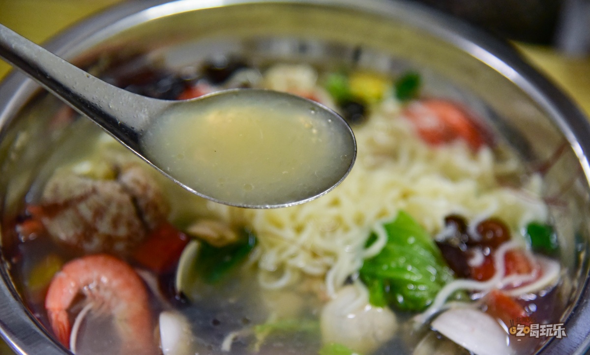 带海鲜池的餐厅,海鲜汤粉北海