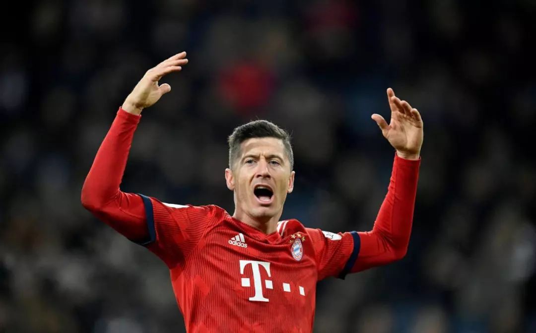 近十年来公认的三大中锋之一，全面解析几乎完美的拜仁神锋莱万