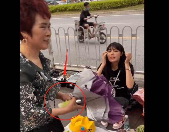 90后美女带小孩摆地摊,90后美女摆摊