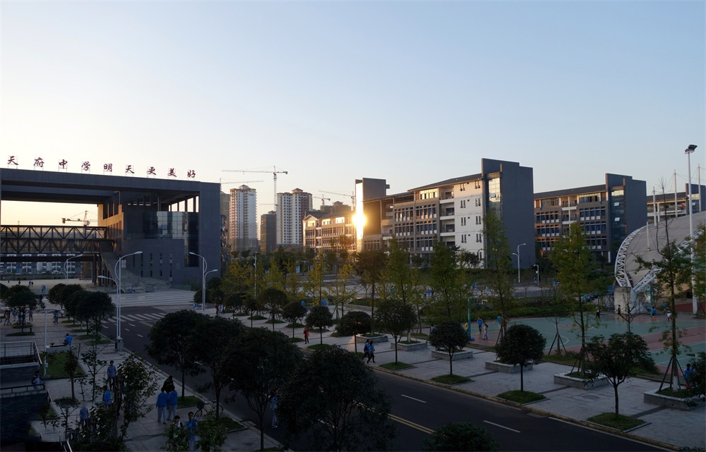 泸州高中与泸县二中哪个更强,泸州高中好还是合江中学好