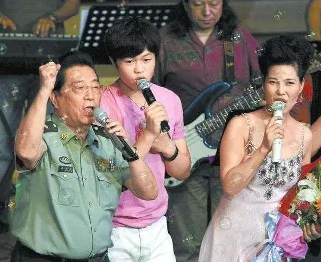 1990年，“歌王”李双江娶小27岁娇妻，没有想到23后竟被儿子坑惨