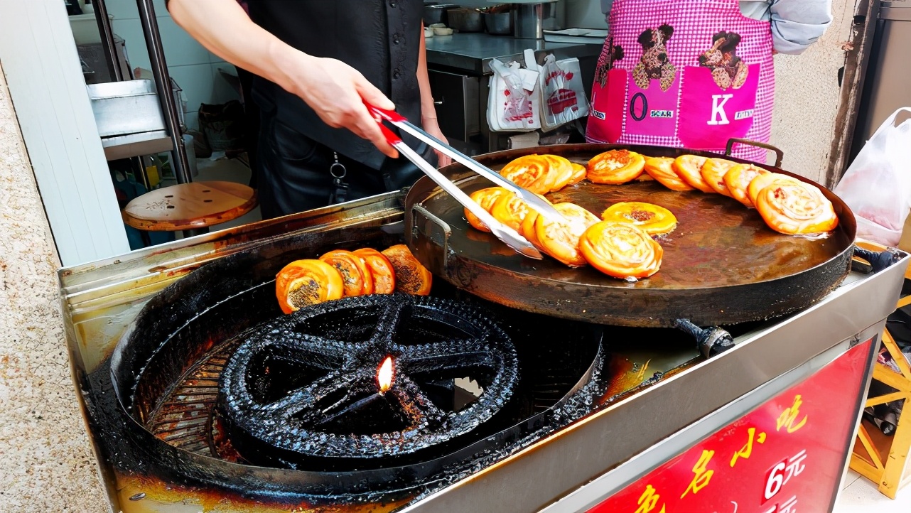 武汉霸气小吃店:只有3种美食,6元一个,已开30年每天都排队
