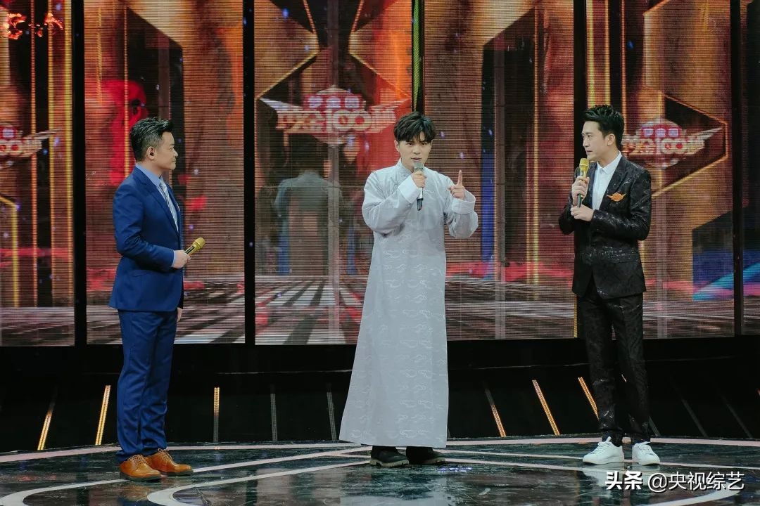 老爷爷篮球表演震撼全场,75岁大爷炫酷球技秀