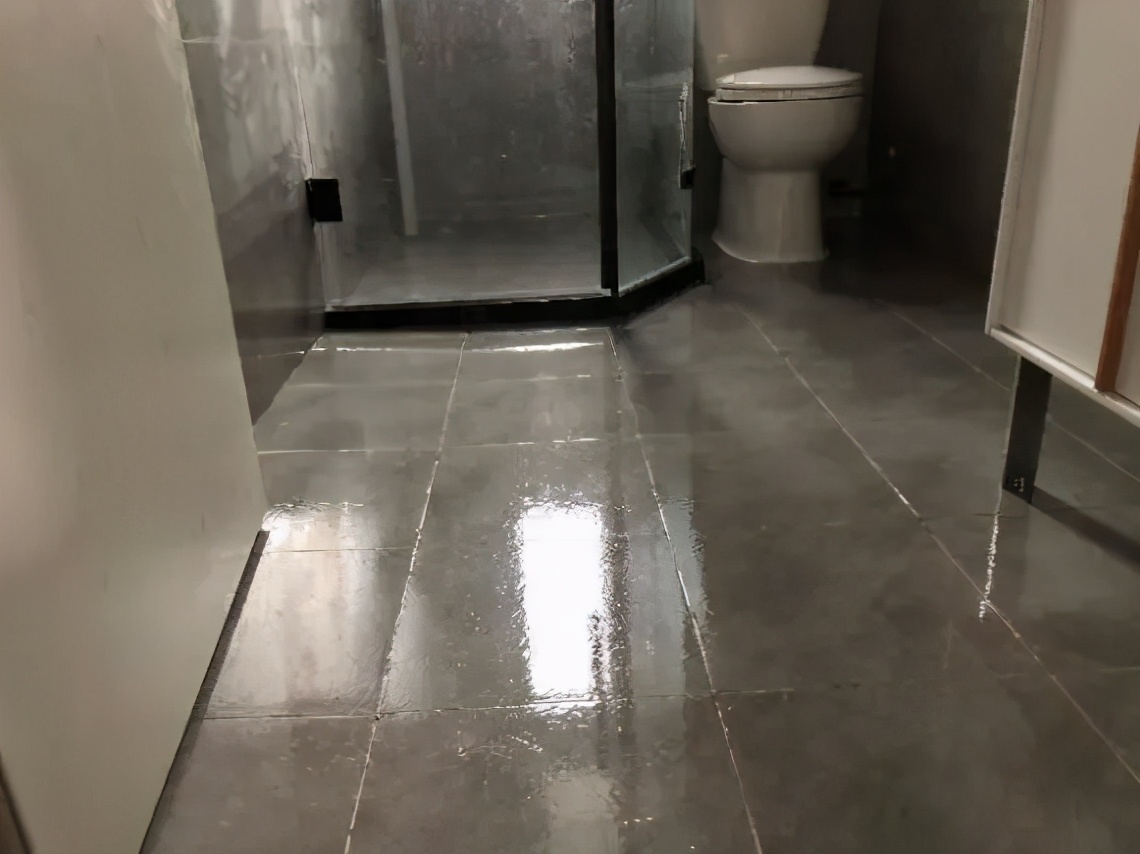 房子渗水返潮是怎么回事,梅雨季节墙壁渗水原因