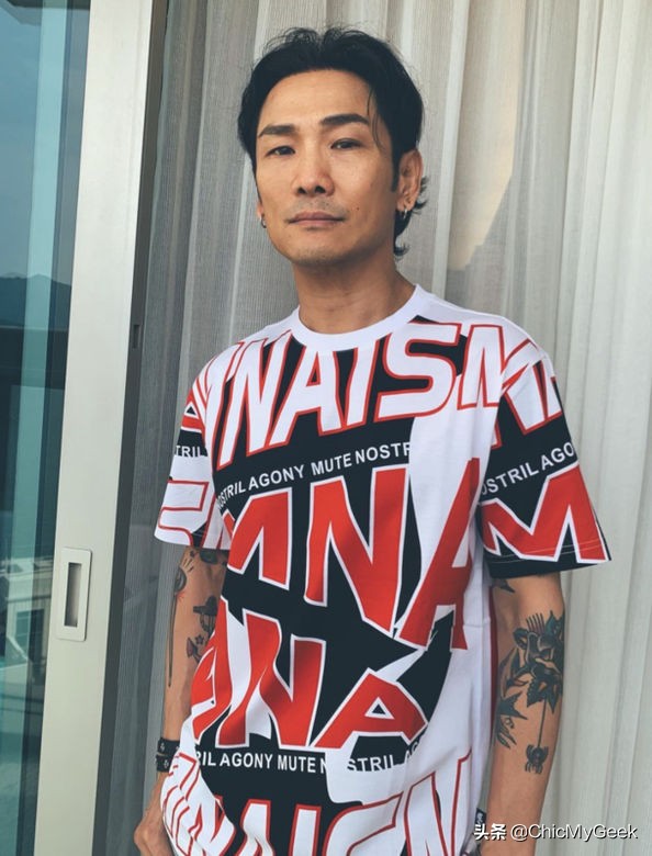 杜德伟60岁宝刀未老,杜德伟穿牛仔马甲图片