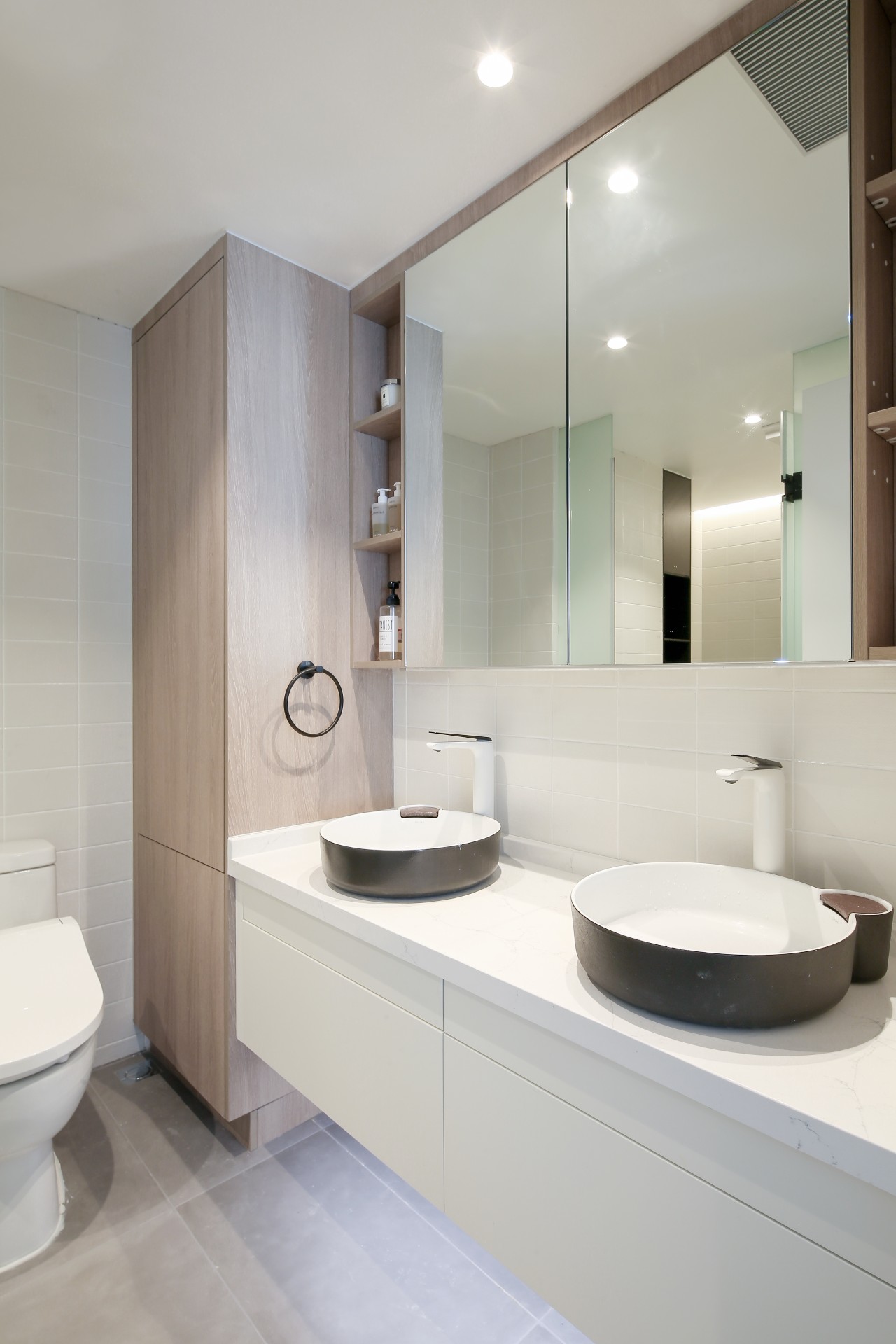 客厅阳台一体办公桌,主卧衣帽间加办公桌