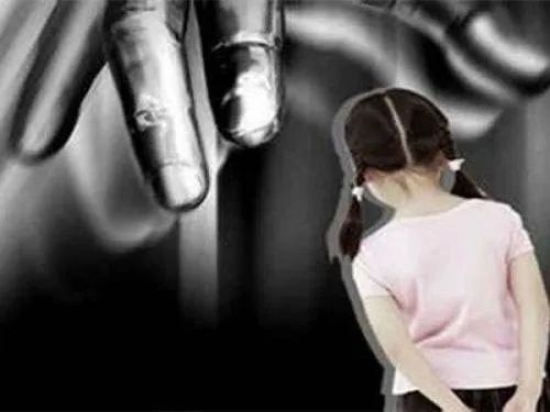 畜牲！13岁女孩到派出所哭诉“爸爸想害我”！真相：被生父侵害9年