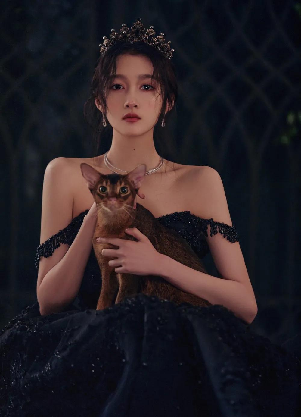 莫非仙女下凡?关晓彤暗黑古堡大片惹人心动